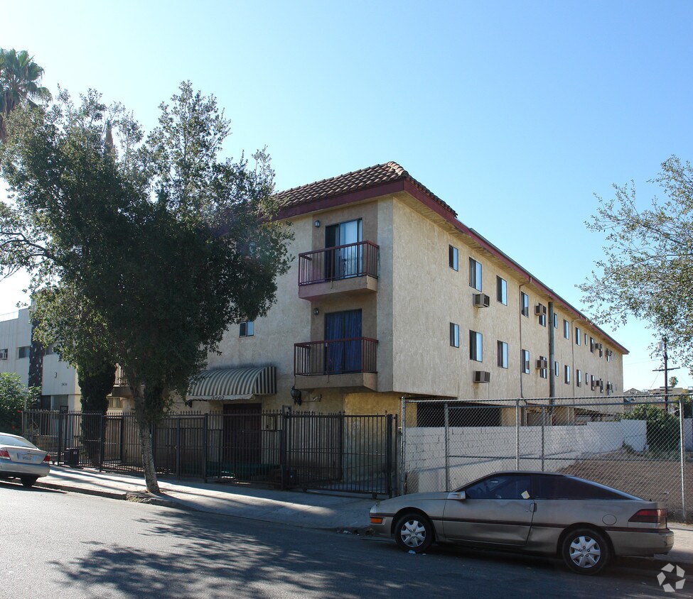 Building Photo - 5440 Carlton Way