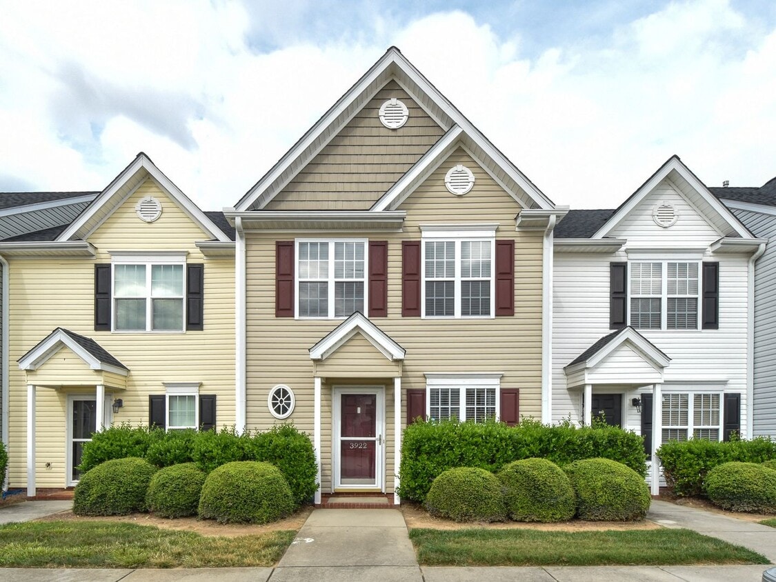 Primary Photo - Charming 3-Bedroom Townhome in Prime Winst...
