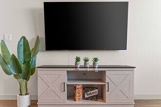 Building Photo - 711 W Broadway Rd