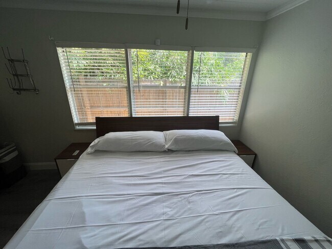 Building Photo - 3 Bedroom Single Family Home in Saint Pete...