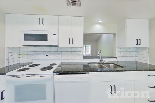 Building Photo - 4442 Sandhurst Dr