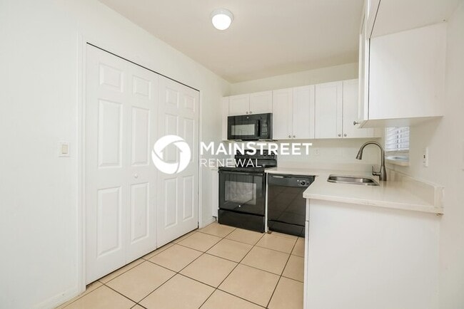 Foto del edificio - 3 Bedroom Pet-Friendly Home in Fort Myers, FL with Main Street Renewal