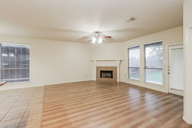 Foto del edificio - 8318 Terrace Brook Dr