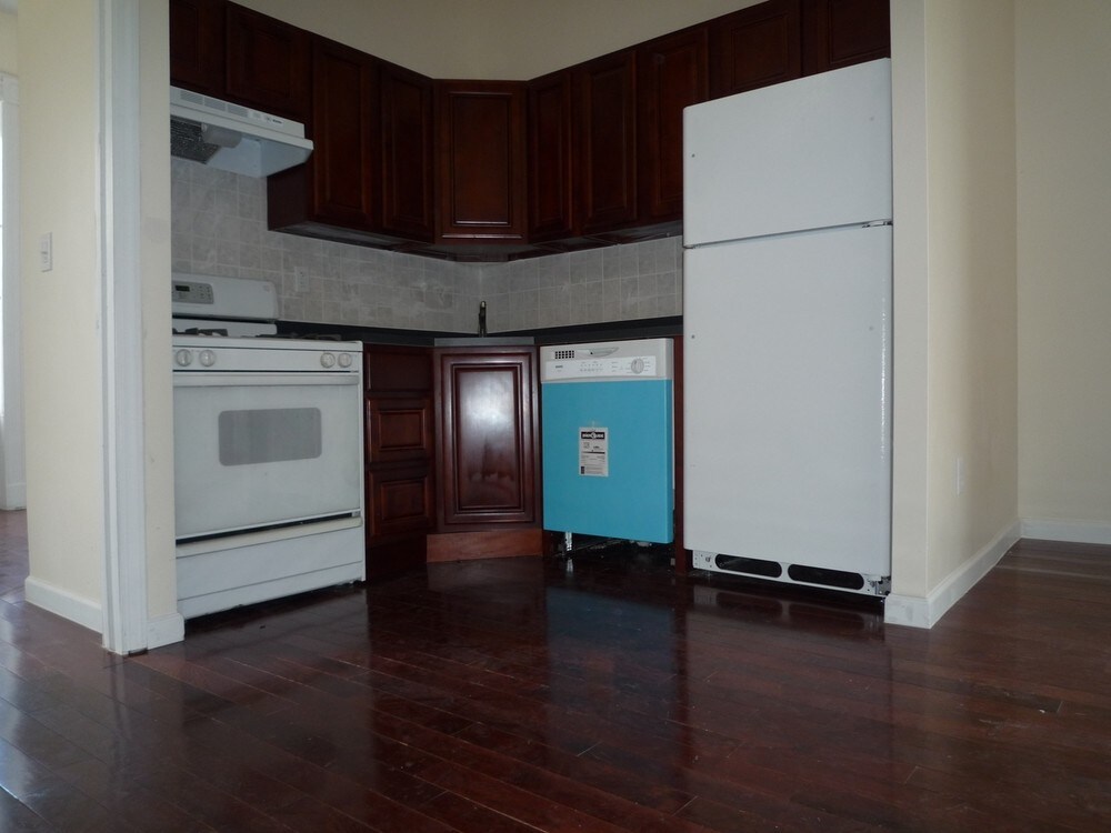 Primary Photo - 68 Putnam Ave