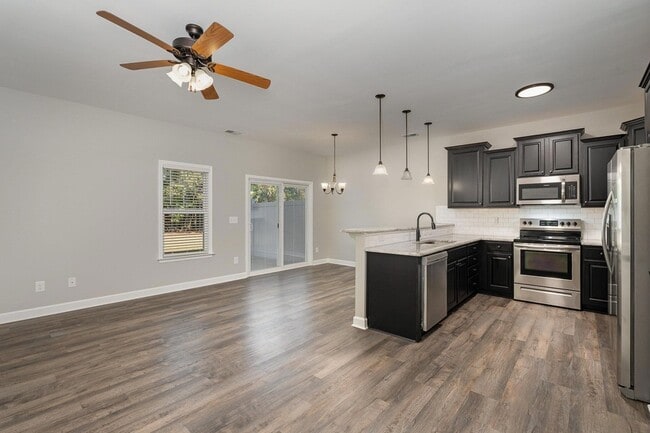 Building Photo - 407 E 3rd St