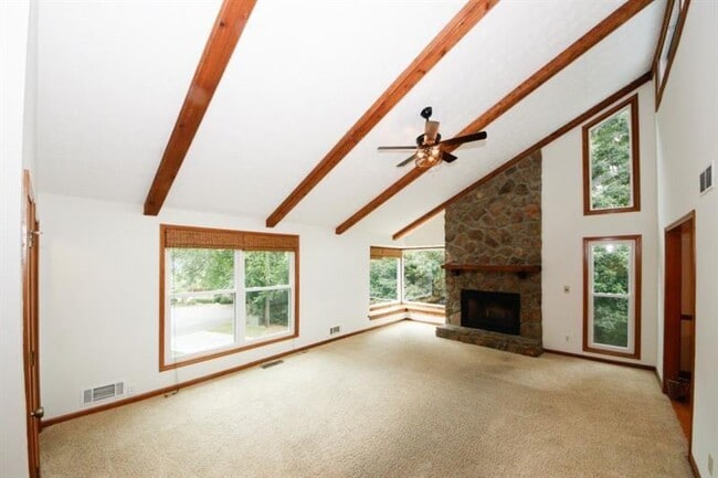 Building Photo - 930 Mountain Top Dr NE