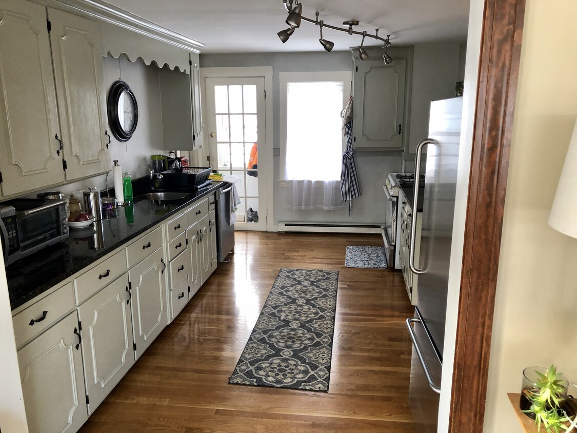 Large eat-in kitchen - 200 Pleasant St