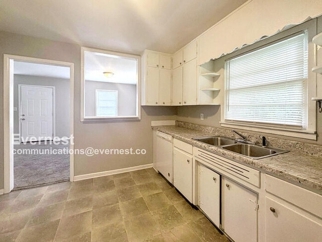 Building Photo - Lovely 3-Bedroom Home with Modern Comforts...