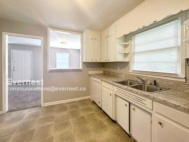 Foto del edificio - Lovely 3-Bedroom Home with Modern Comforts...