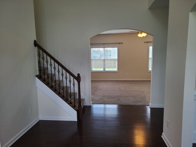 Building Photo - Beautiful unfurnished 4 bedroom, 3.5 bath ...