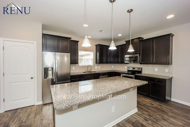 Building Photo - Now Available! 4 Bedroom 3 Bath!