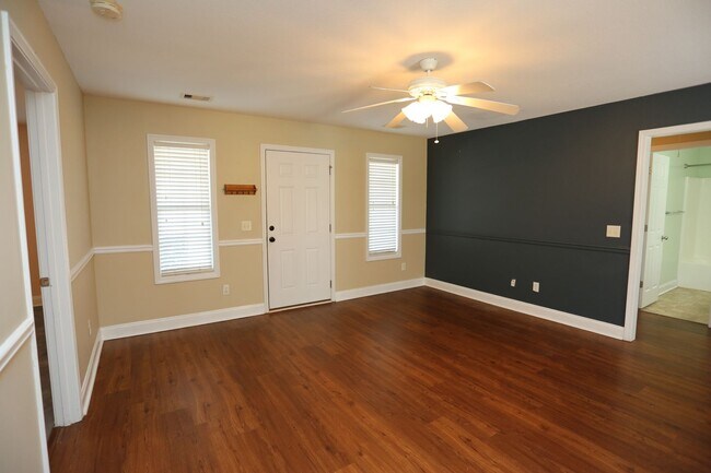 Foto del edificio - 3 Bedroom House close to Town!
