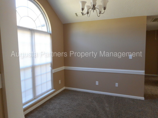 Foto del edificio - 1323 Maple Leaf Ct