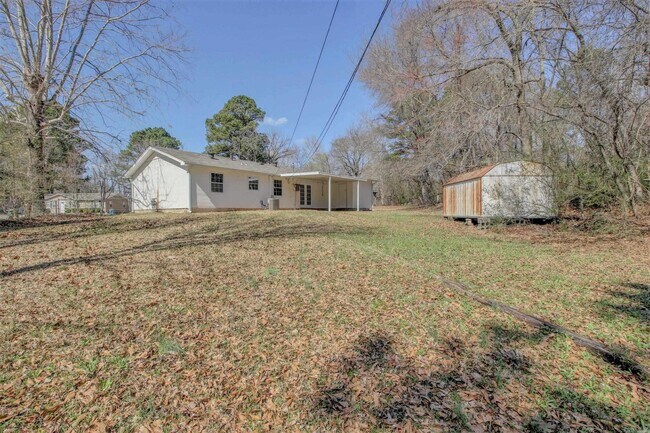 Building Photo - 3301 Green Dr