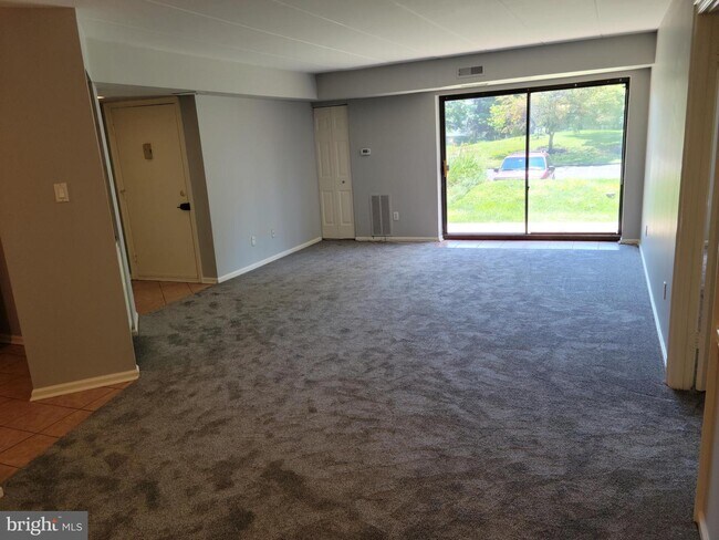 Building Photo - 8 Oakridge Dr