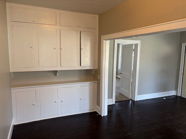 Foto del edificio - Beautiful 1 Bedroom Highland Duplex with bonus flex room!