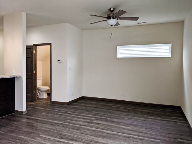 Building Photo - 612 Commercial Dr