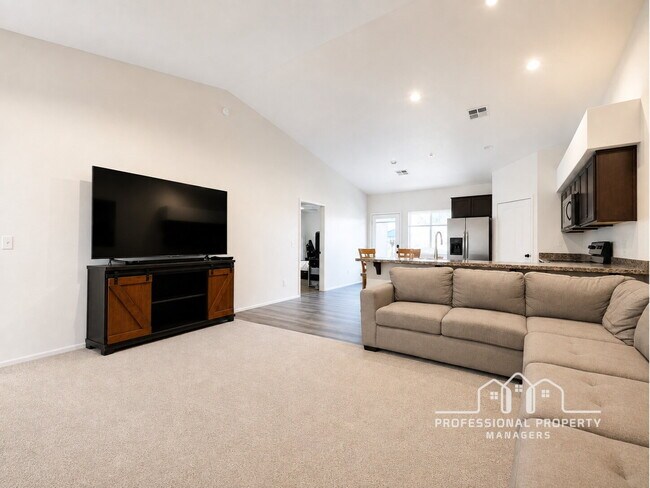 Foto del edificio - 3-bedroom, 2-bathroom home in Desert Sky