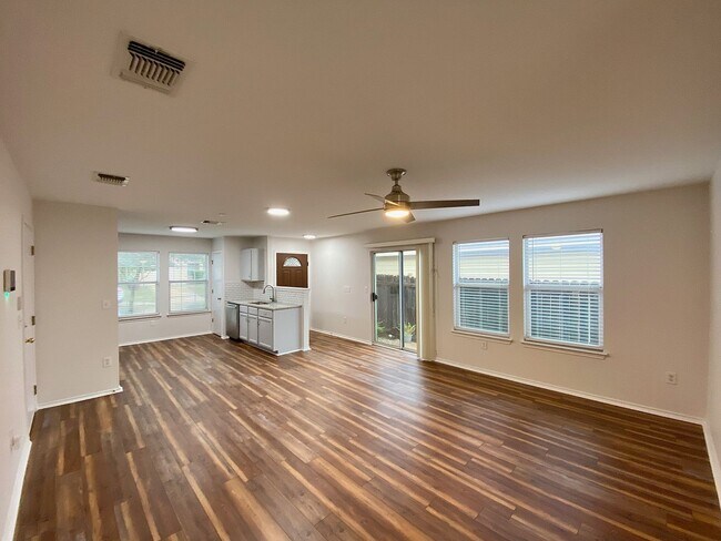 Building Photo - Washer/Dryer Included – Move-In Ready Home in Hills of Shaenfield!
