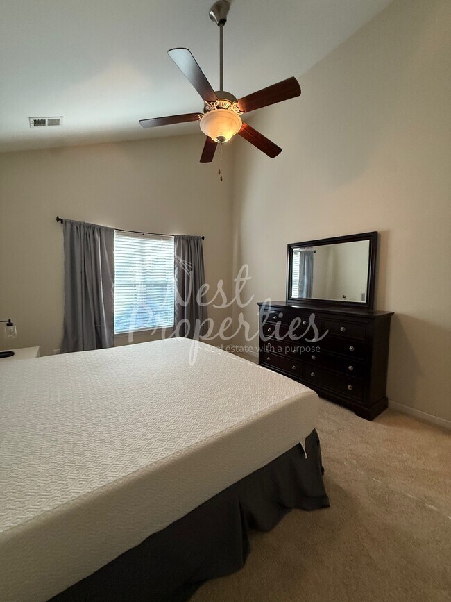 Foto del edificio - 613 Finnegan Ln