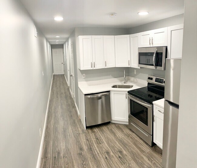 Building Photo - 823 Newington Avenue, Unit 2