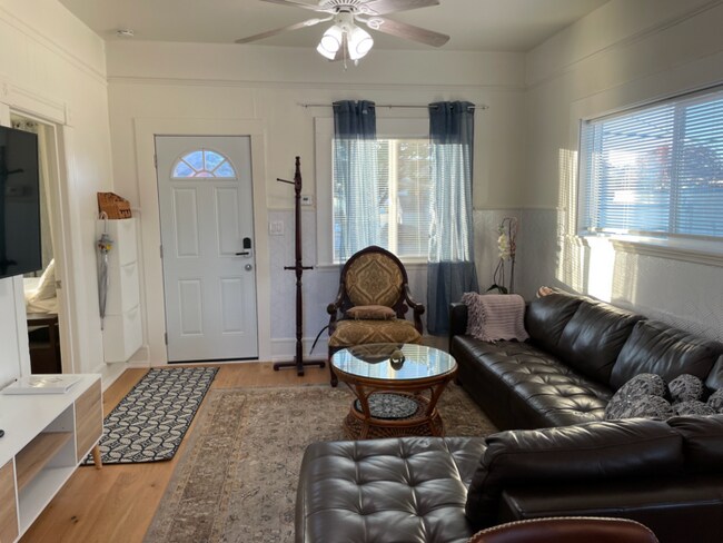 Building Photo - VACATION RENTAL! -- Centrally Located Cott...