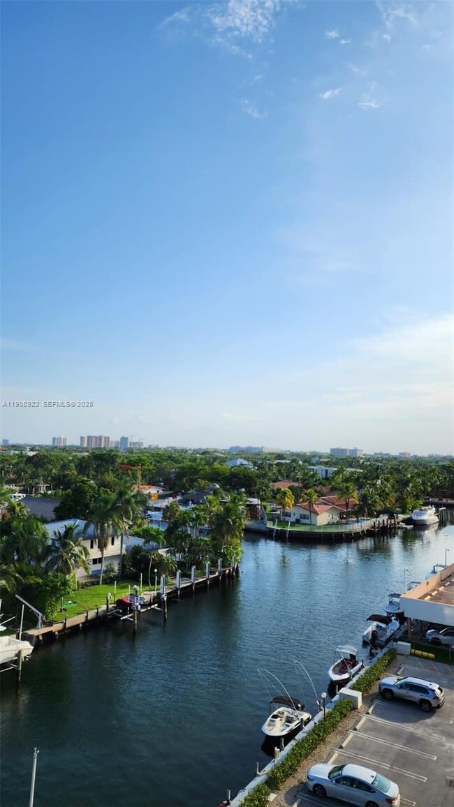 Foto del edificio - 2500 NE 135th St