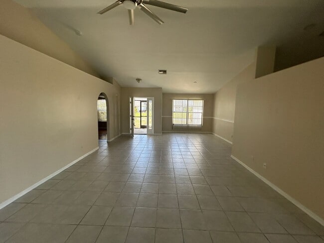 Foto del edificio - Freshly painted interior 2/2  spacious home on fresh water canal