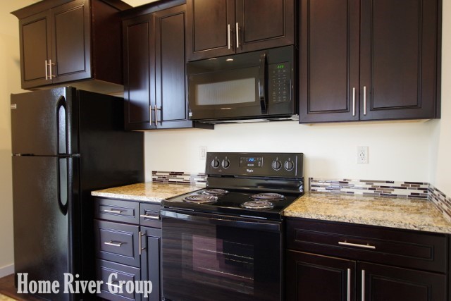 Building Photo - Beautiful 3 bed Townhome! Move In Ready!