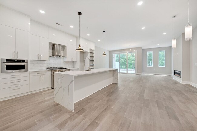 Foto del edificio - Absolutely STUNNING 3 Bed/ 4 Bath Townhous...