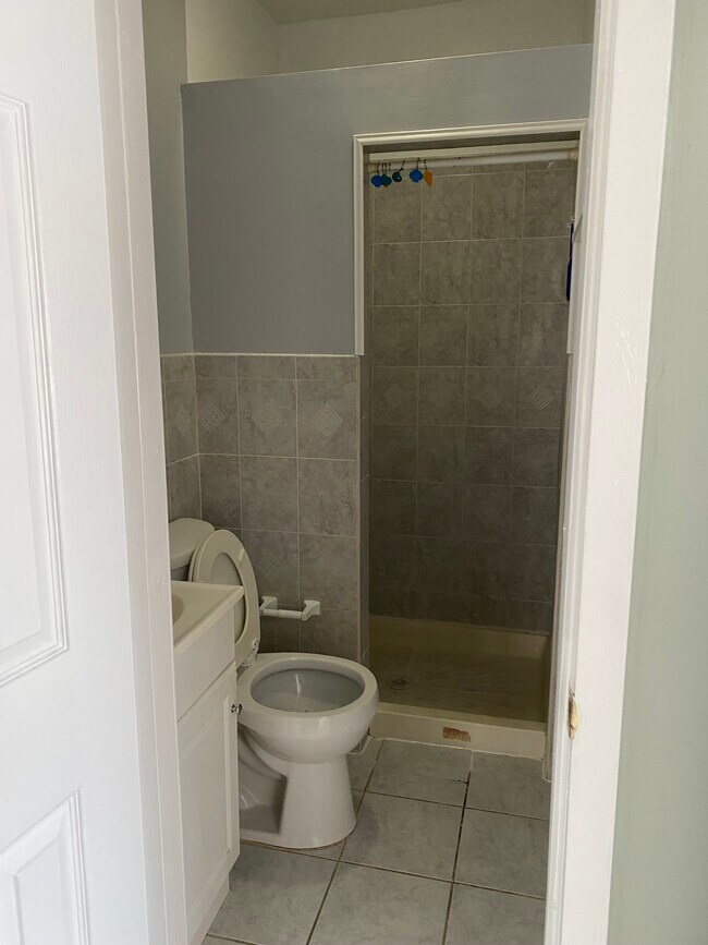 bathroom - 1839 W 6th St