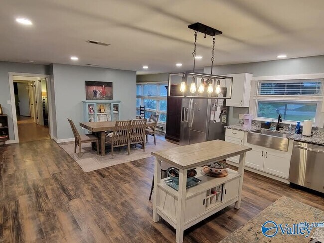 Building Photo - 4728 Panorama Dr SE