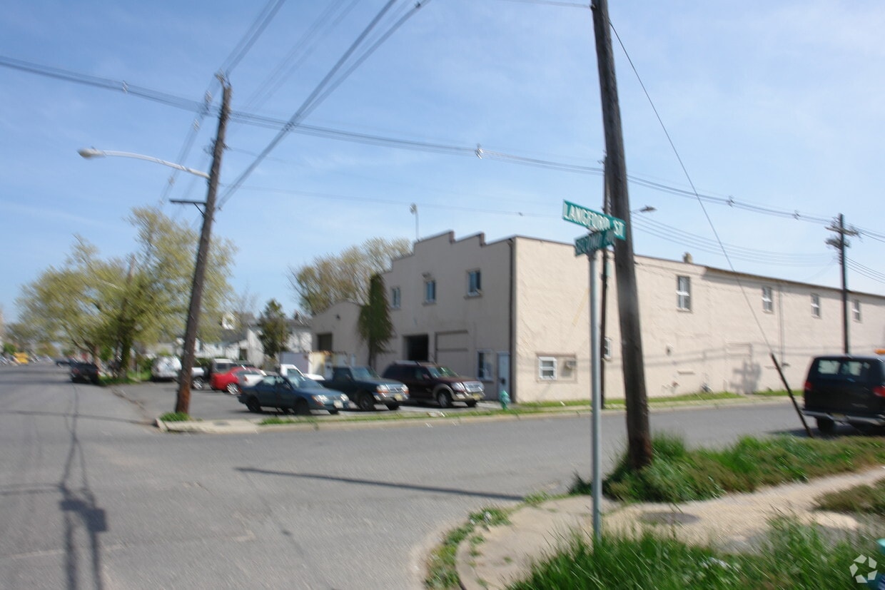 Building Photo - 914 2nd