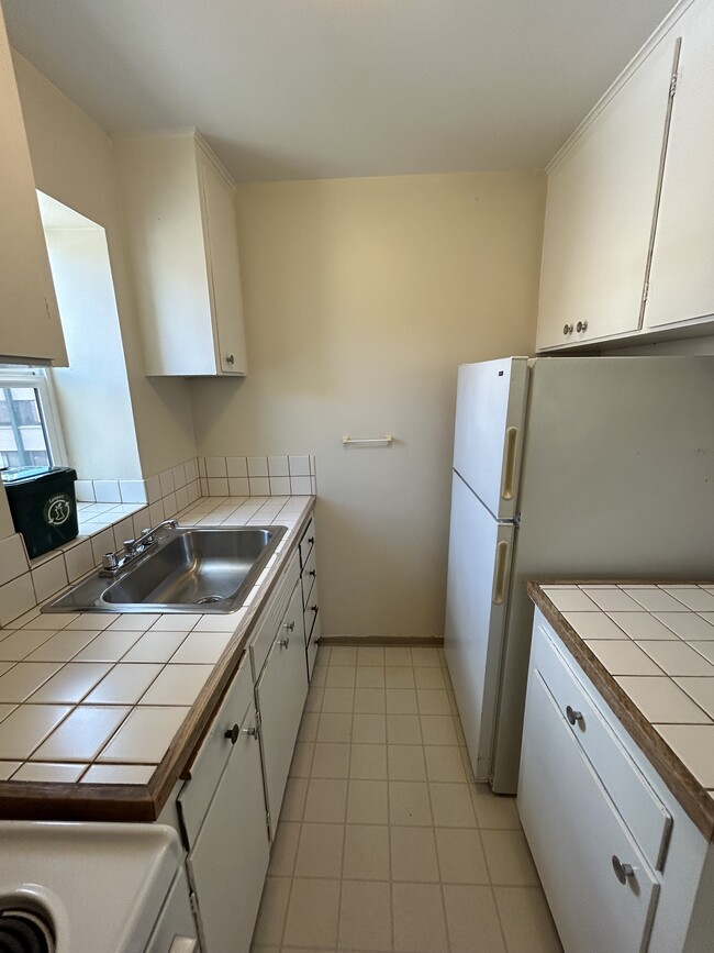 kitchen - College Place Apartments