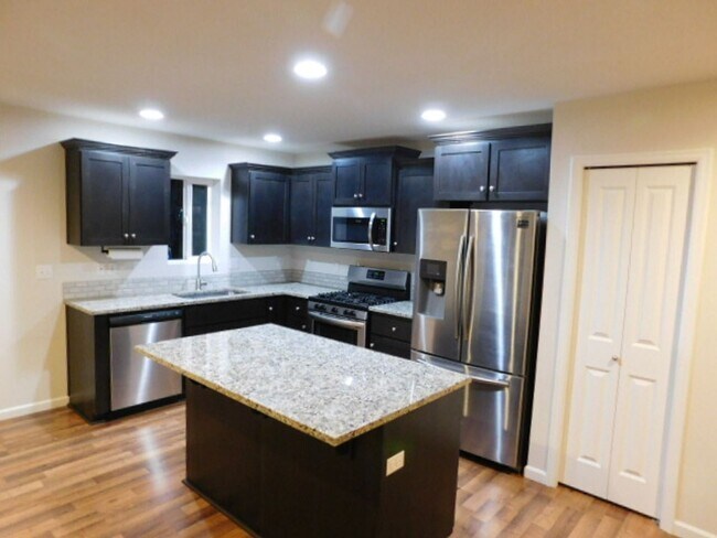 Foto del edificio - 4Bd/2.5Ba Two Story Home - Available Soon!