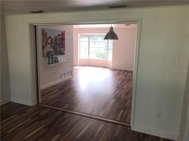 Foto del edificio - 6514 Blue Water Ave