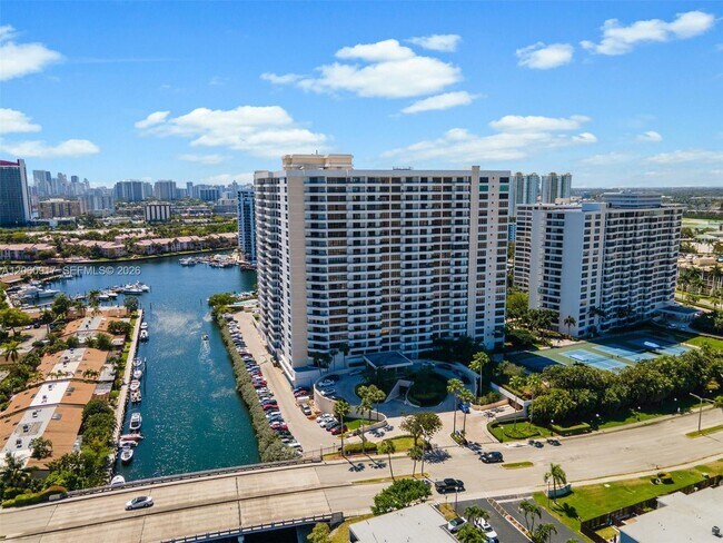 Foto del edificio - 2500 Parkview Dr