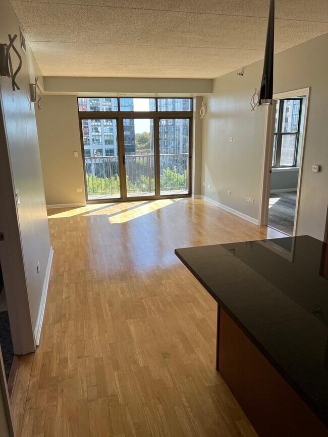 Foto del edificio - 1250 S Indiana Ave