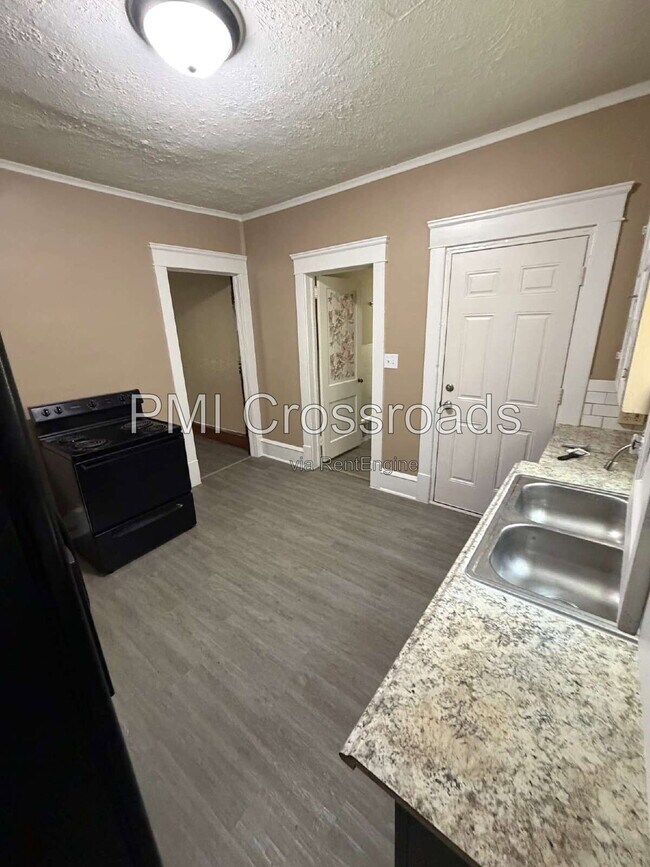 Foto del edificio - 932 Roslyn Ave SW