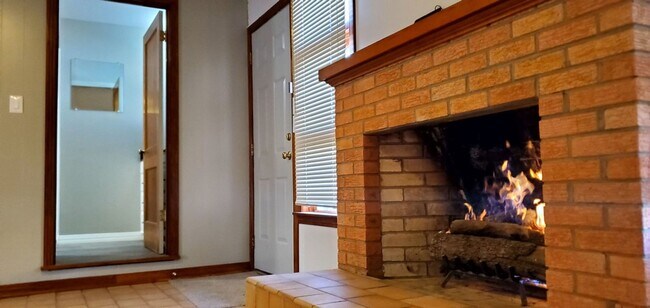 Building Photo - Immaculate renovated Mid Century with all ...