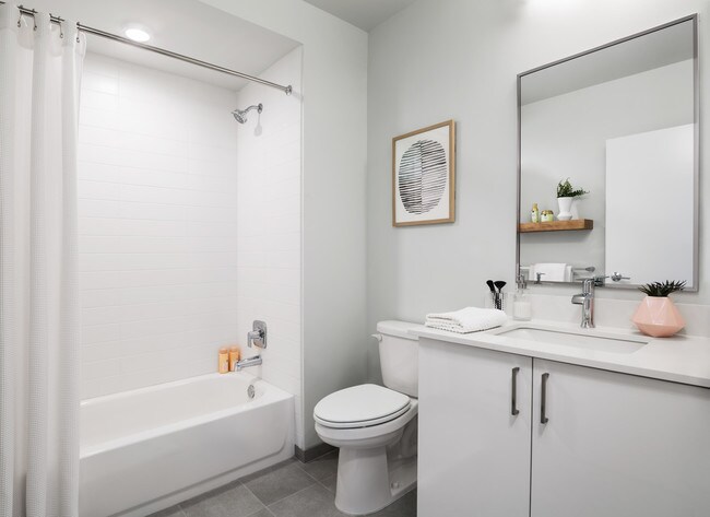 Building Photo - 2827 N Leavitt St