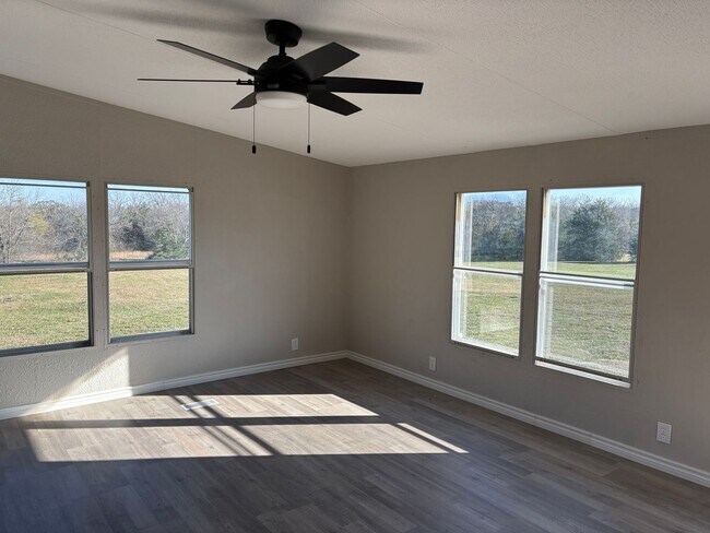 Foto del edificio - Rural 3/2 on Three Acres!