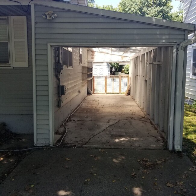 Building Photo - 2 Bedroom house Iowa City with hardwood fl...