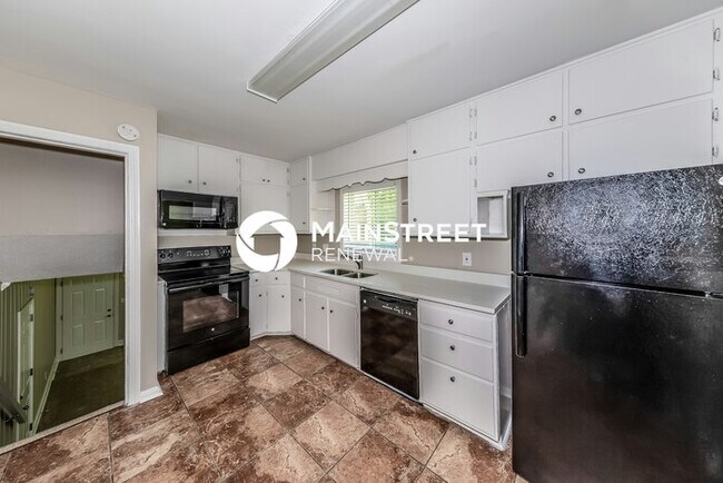 Foto del edificio - 3 Bedroom Pet-Friendly Home in Tarrant, AL with Main Street Renewal