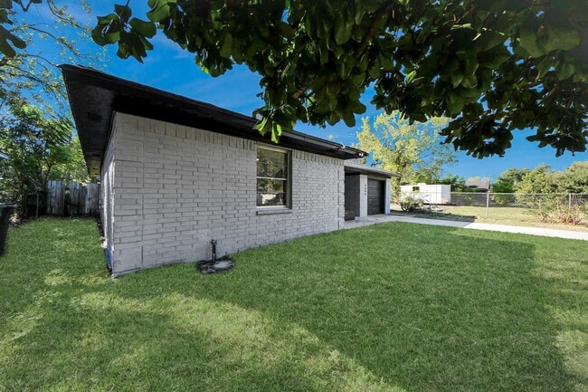 Building Photo - 5606 Elmlawn Dr