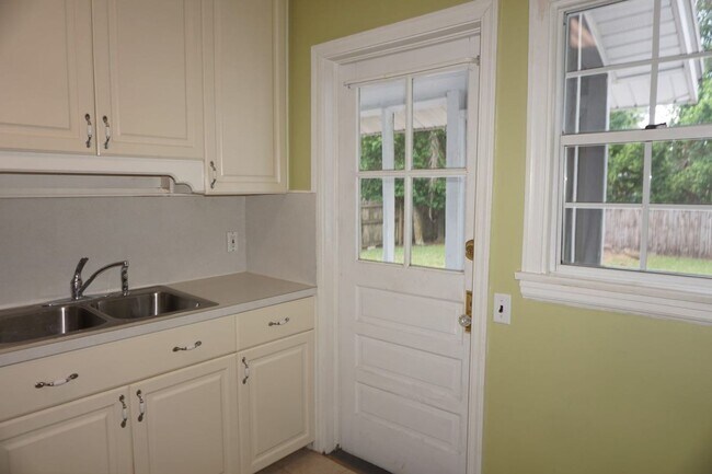Building Photo - 3 Bedroom Home on San Jose Boulevard