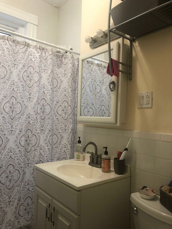 Foto del edificio - Large studio available 6/1 !