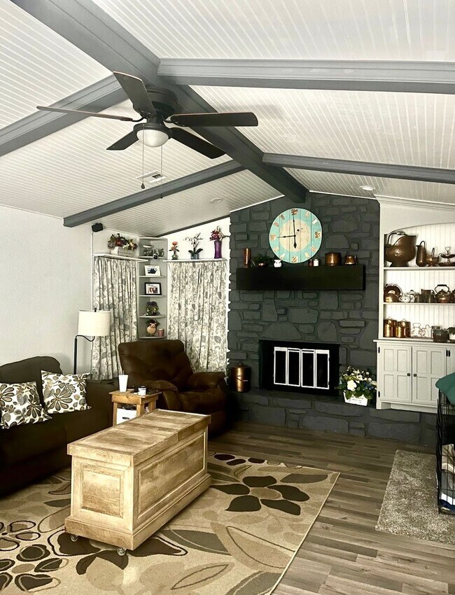 Foto del edificio - Stunning Newly Remodeled 3 Bedroom, 2 Bath Home!  More Pictures Coming!