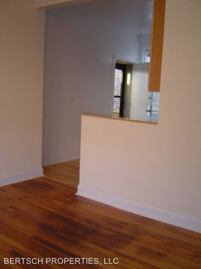 Building Photo - 4751 N Clark St