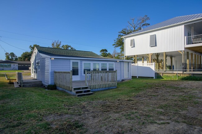 Building Photo - Waterfront Cottage - Newly Renovated!